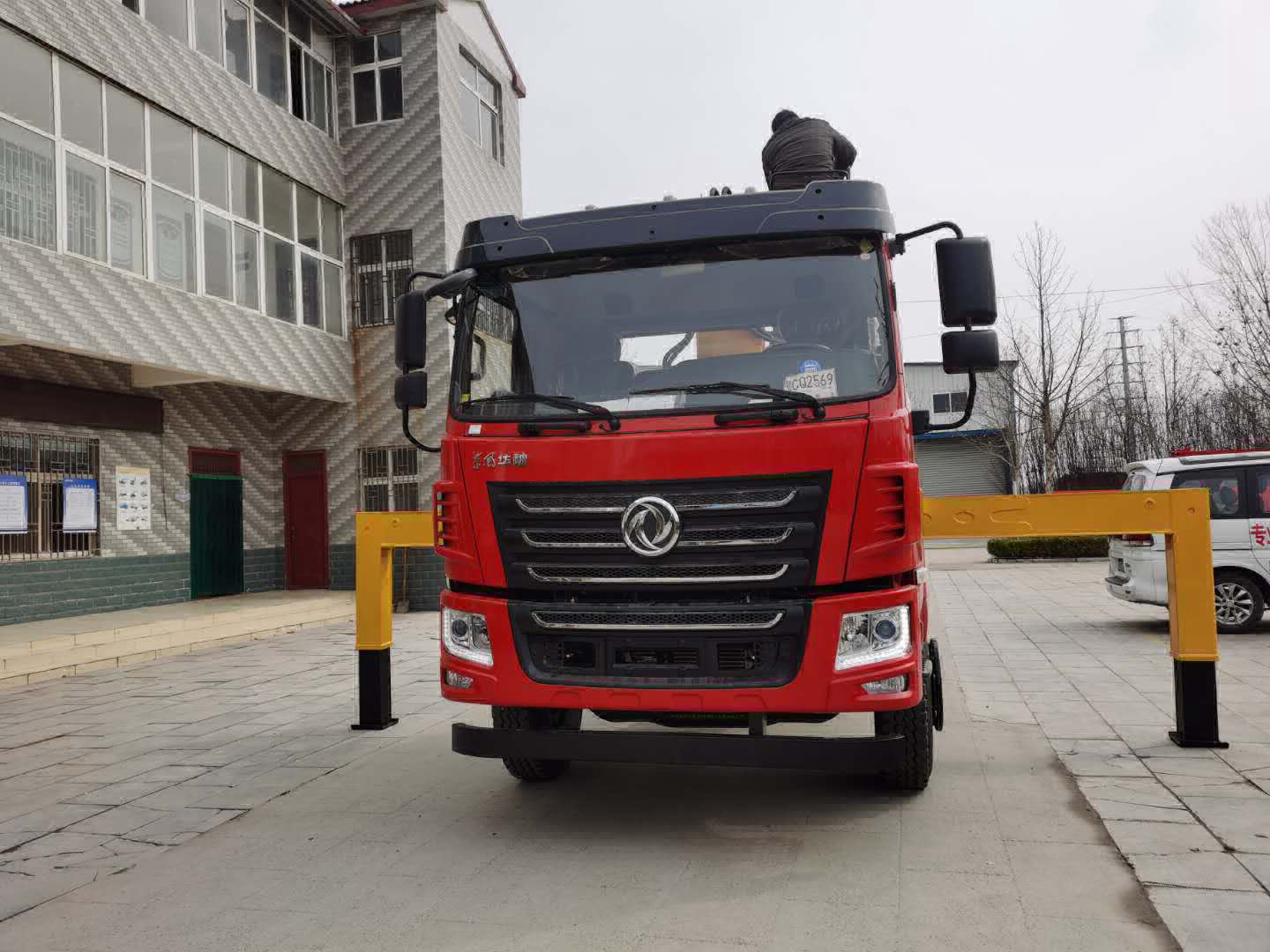 Dongfeng Huashen F5 8 tons truck mounted crane