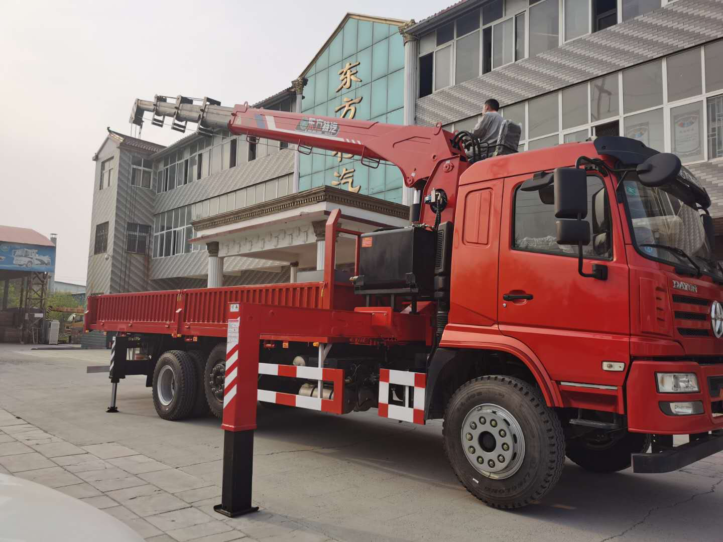 Dayun New Scenic Pontoon Truck-mounted Crane 10 tons