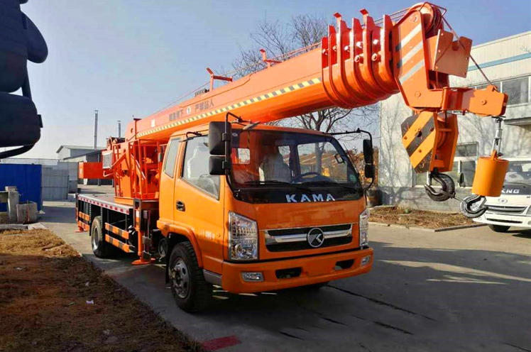 Kama 14-ton truck crane